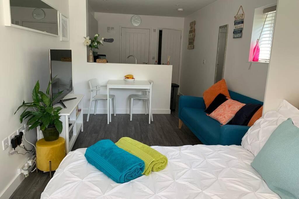 Bournemouth Nr Town Beach Train Coach Shops Lovely Entire Apartment Allows Quiet Good Dogs Eksteriør bilde